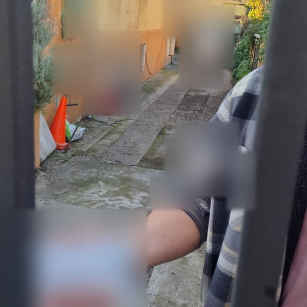 Cliente recibe su paquete LIVOR en la reja de su domicilio