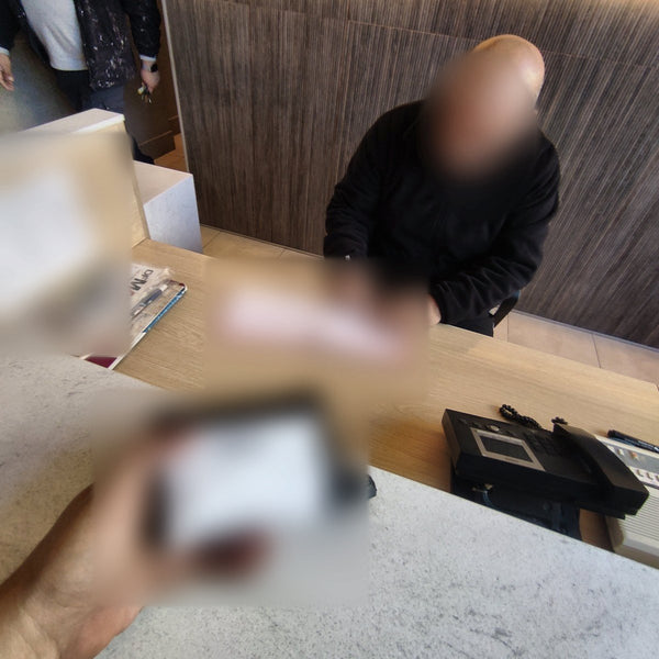 Conserje firma la recepcion de un pedido LIVOR en un edificio