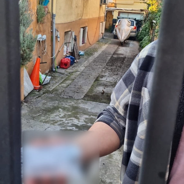 Clienta recibe su pedido LIVOR en la reja de su casa